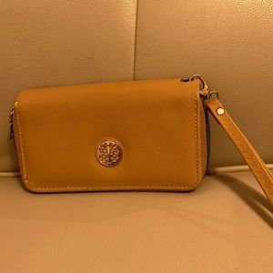 Woman’s wristlet camel color wrist strap